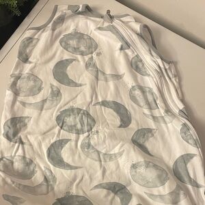 Burt’s Bee White and Gray Moon Patterned Sleeveless Sleepsack XL 18-24 Months